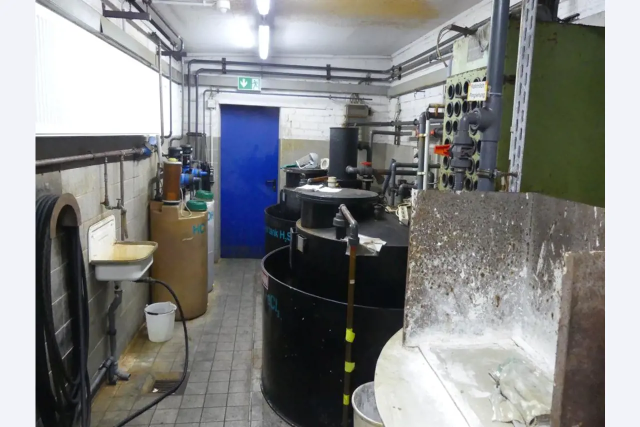 Equipement mécanique et accessoires d'une ancienne imprimerie en héliogravure-17