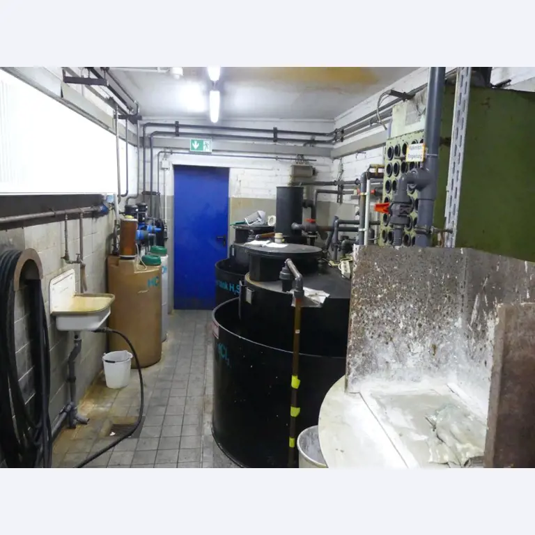 Equipement mécanique et accessoires d'une ancienne imprimerie en héliogravure-17