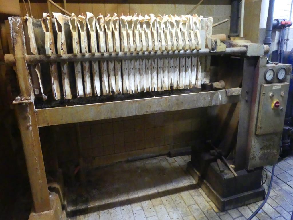 Maquinaria y accesorios de una antigua imprenta de huecograbado-1