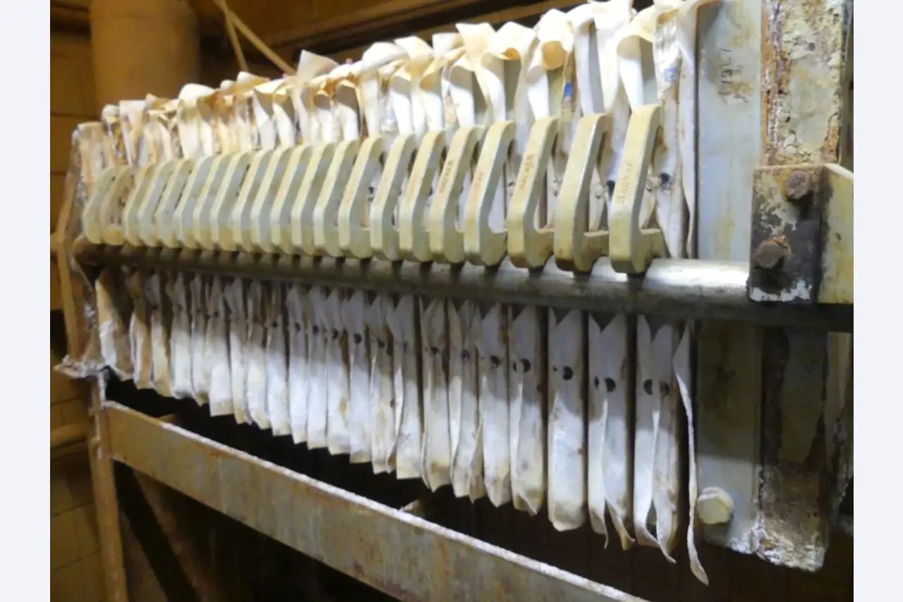 Equipement mécanique et accessoires d'une ancienne imprimerie en héliogravure-3