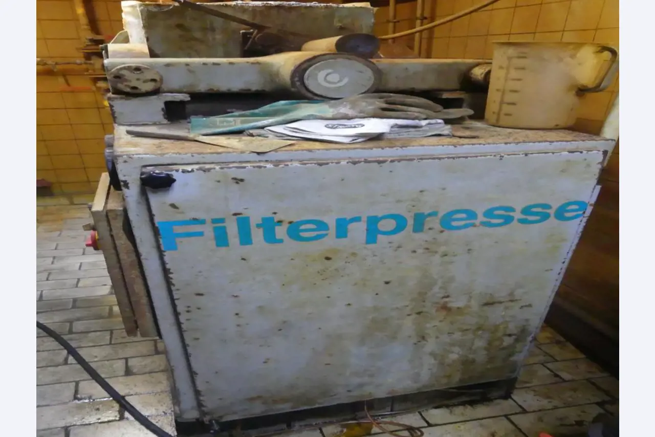 Equipement mécanique et accessoires d'une ancienne imprimerie en héliogravure-4