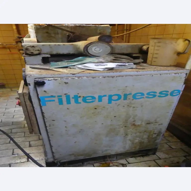 Equipement mécanique et accessoires d'une ancienne imprimerie en héliogravure-4