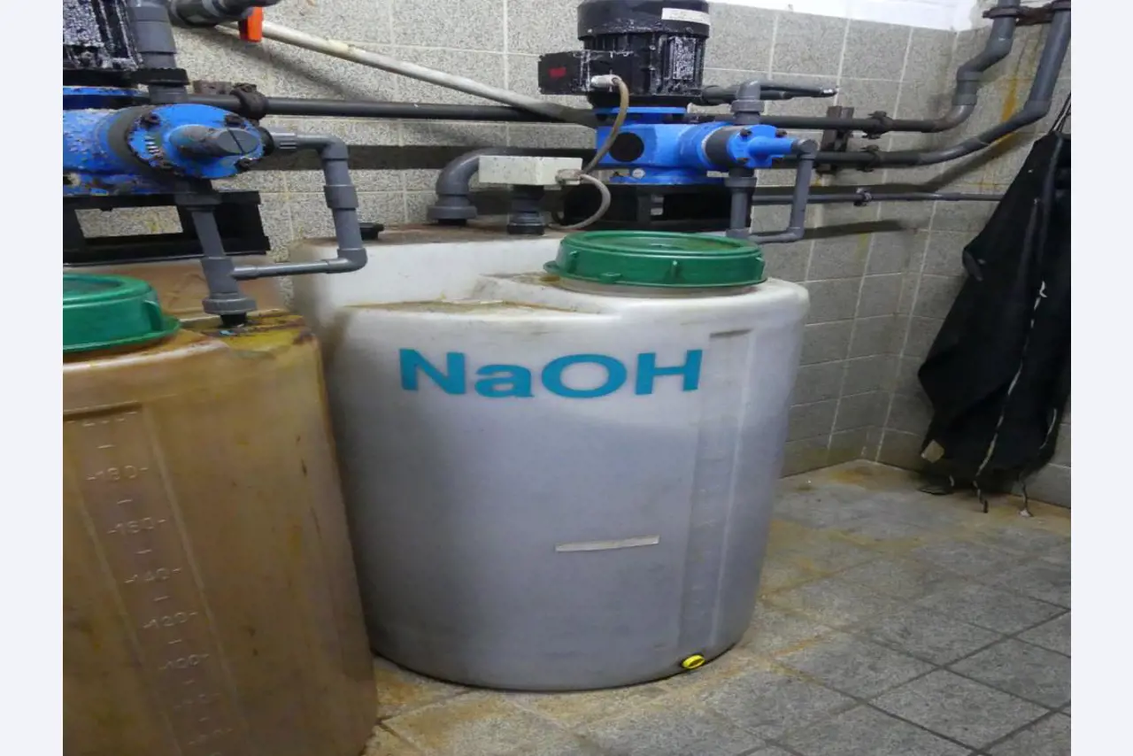 Equipement mécanique et accessoires d'une ancienne imprimerie en héliogravure-8