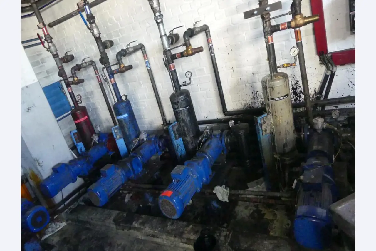 Equipement mécanique et accessoires d'une ancienne imprimerie en héliogravure-1