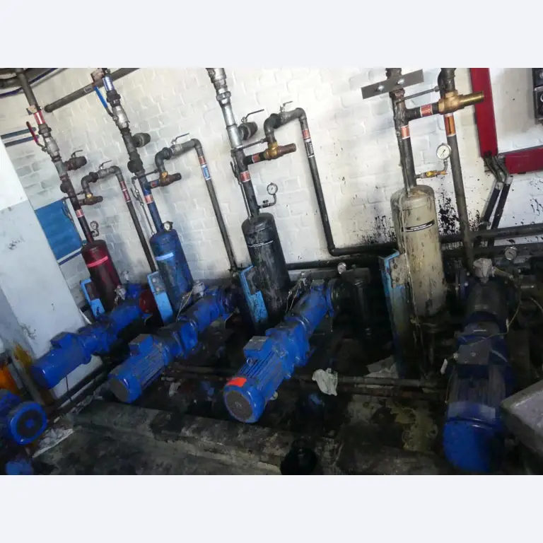 Equipement mécanique et accessoires d'une ancienne imprimerie en héliogravure-1