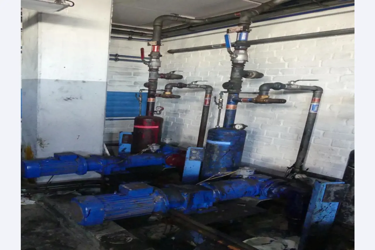 Equipement mécanique et accessoires d'une ancienne imprimerie en héliogravure-2