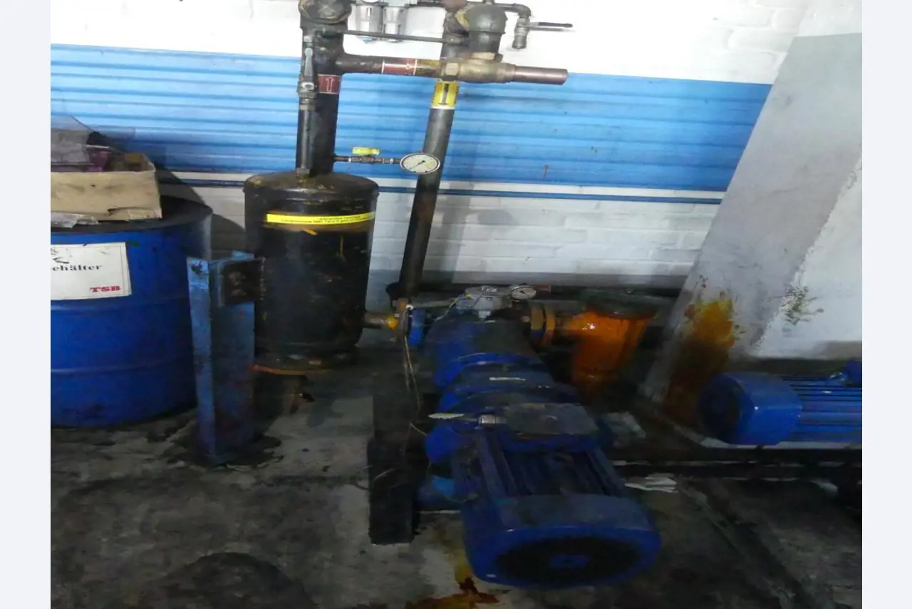 Equipement mécanique et accessoires d'une ancienne imprimerie en héliogravure-3