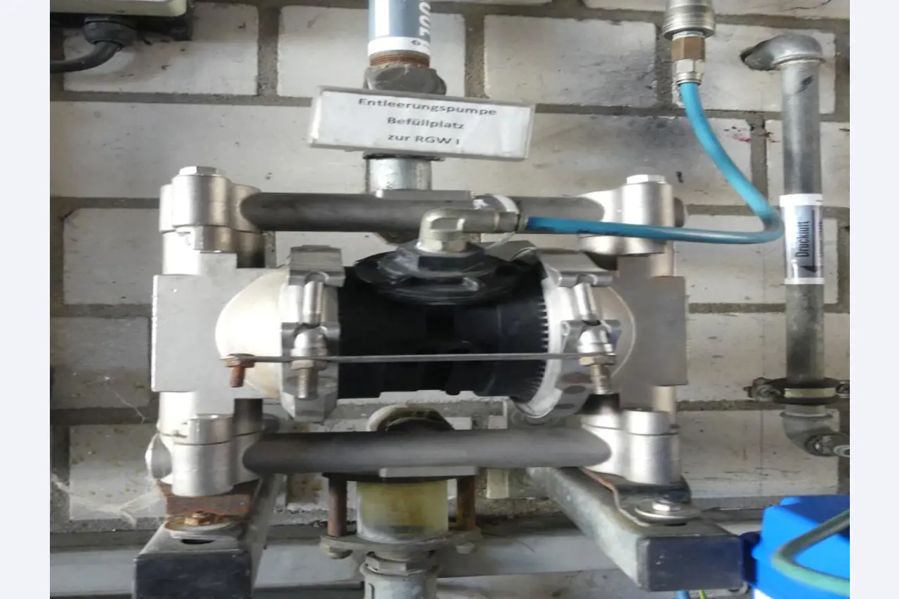 Maquinaria y accesorios de una antigua imprenta de huecograbado-4