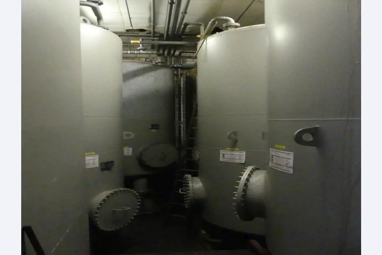 Equipement mécanique et accessoires d'une ancienne imprimerie en héliogravure-1