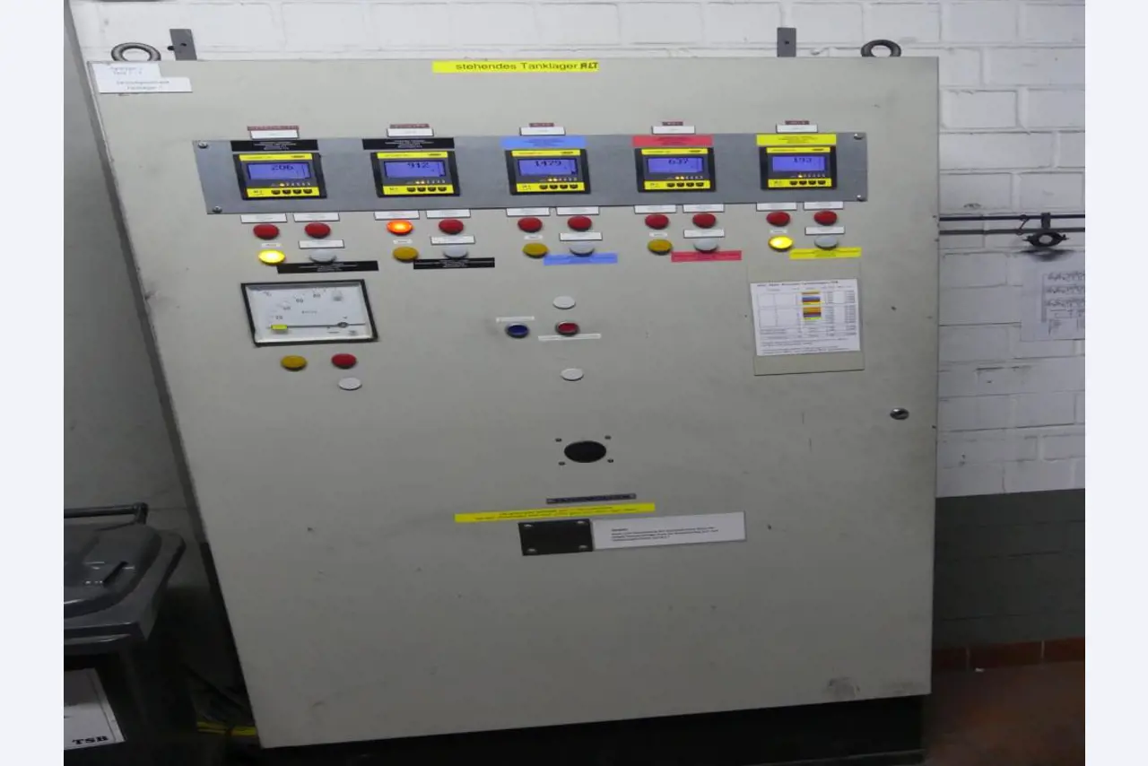 Equipement mécanique et accessoires d'une ancienne imprimerie en héliogravure-7