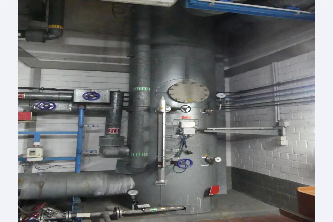 Equipement mécanique et accessoires d'une ancienne imprimerie en héliogravure-1