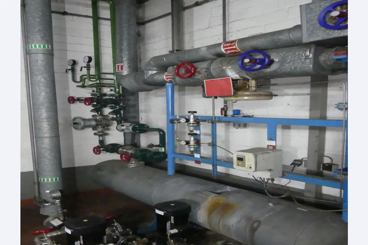 Equipement mécanique et accessoires d'une ancienne imprimerie en héliogravure-4