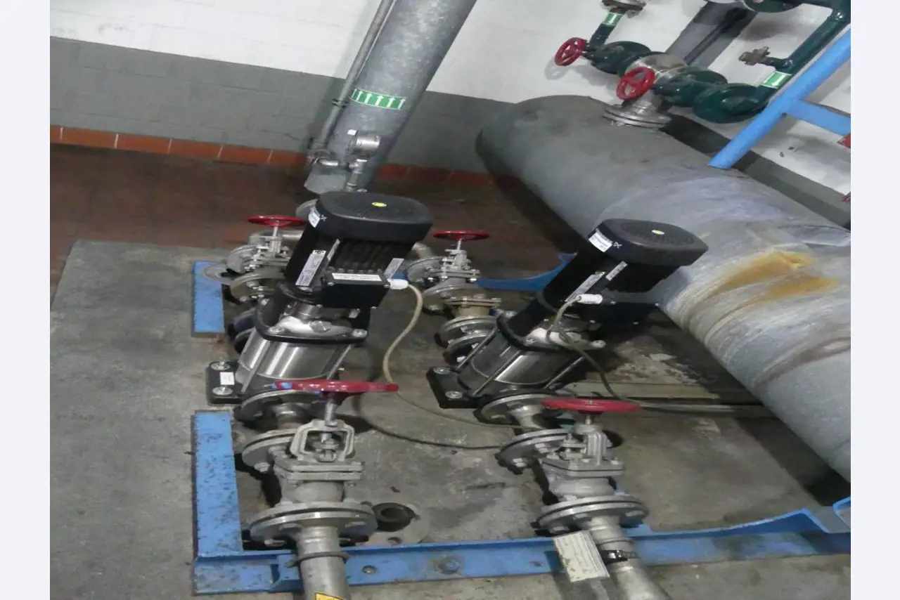 Equipement mécanique et accessoires d'une ancienne imprimerie en héliogravure-6