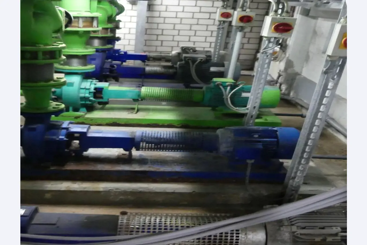 Equipement mécanique et accessoires d'une ancienne imprimerie en héliogravure-10