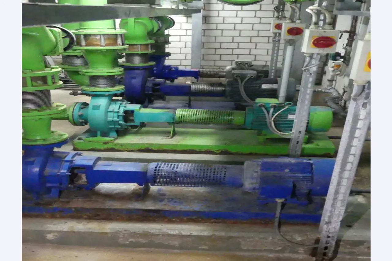 Equipement mécanique et accessoires d'une ancienne imprimerie en héliogravure-11