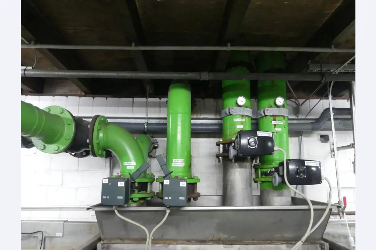 Equipement mécanique et accessoires d'une ancienne imprimerie en héliogravure-15