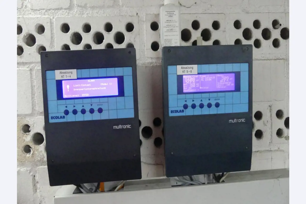 Equipement mécanique et accessoires d'une ancienne imprimerie en héliogravure-19