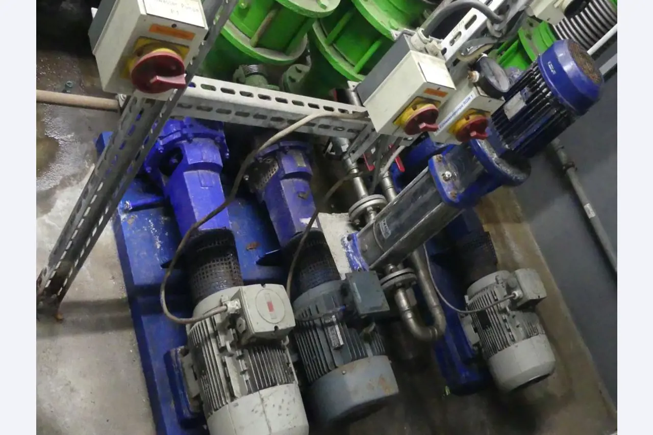 Equipement mécanique et accessoires d'une ancienne imprimerie en héliogravure-23