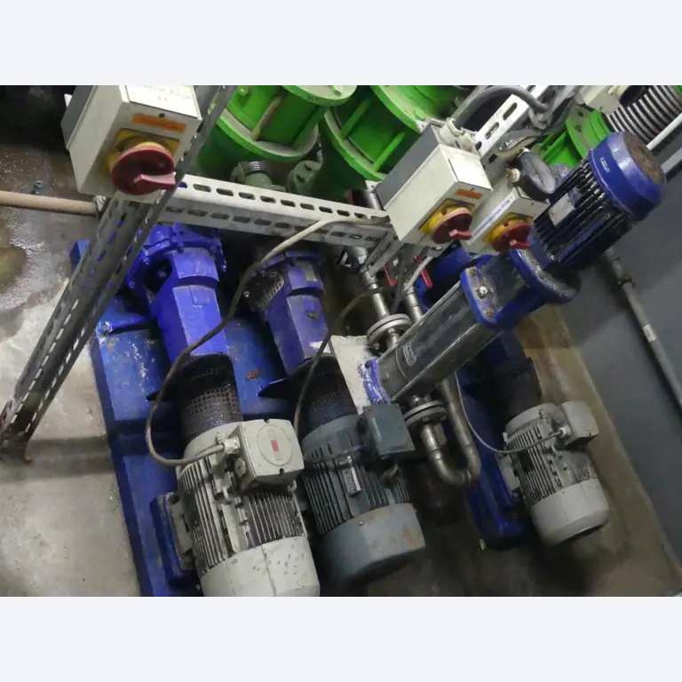 Equipement mécanique et accessoires d'une ancienne imprimerie en héliogravure-23