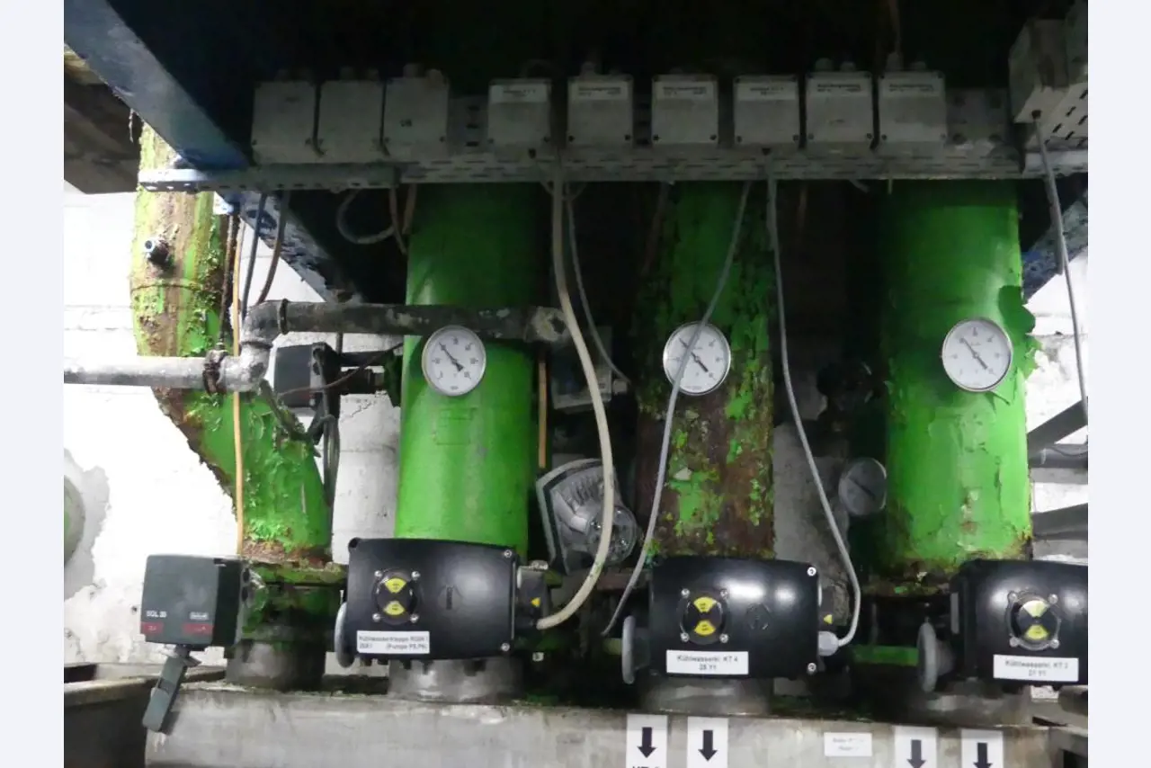 Equipement mécanique et accessoires d'une ancienne imprimerie en héliogravure-26