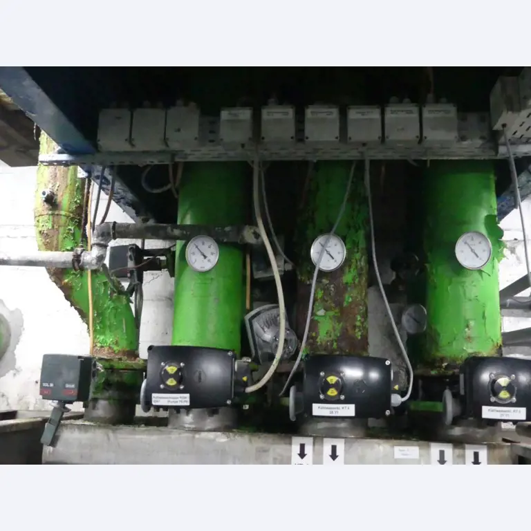 Equipement mécanique et accessoires d'une ancienne imprimerie en héliogravure-26