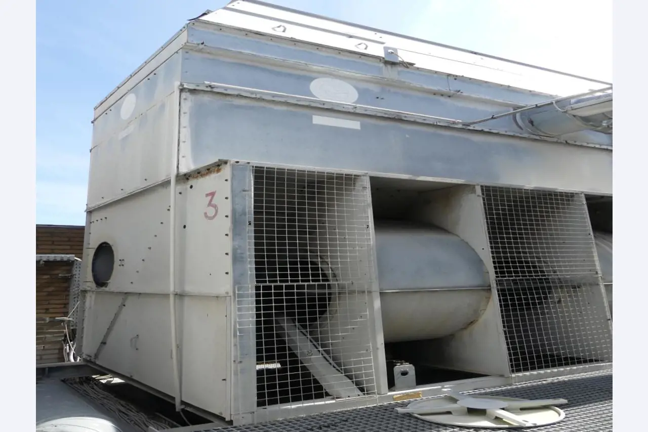 Equipement mécanique et accessoires d'une ancienne imprimerie en héliogravure-4