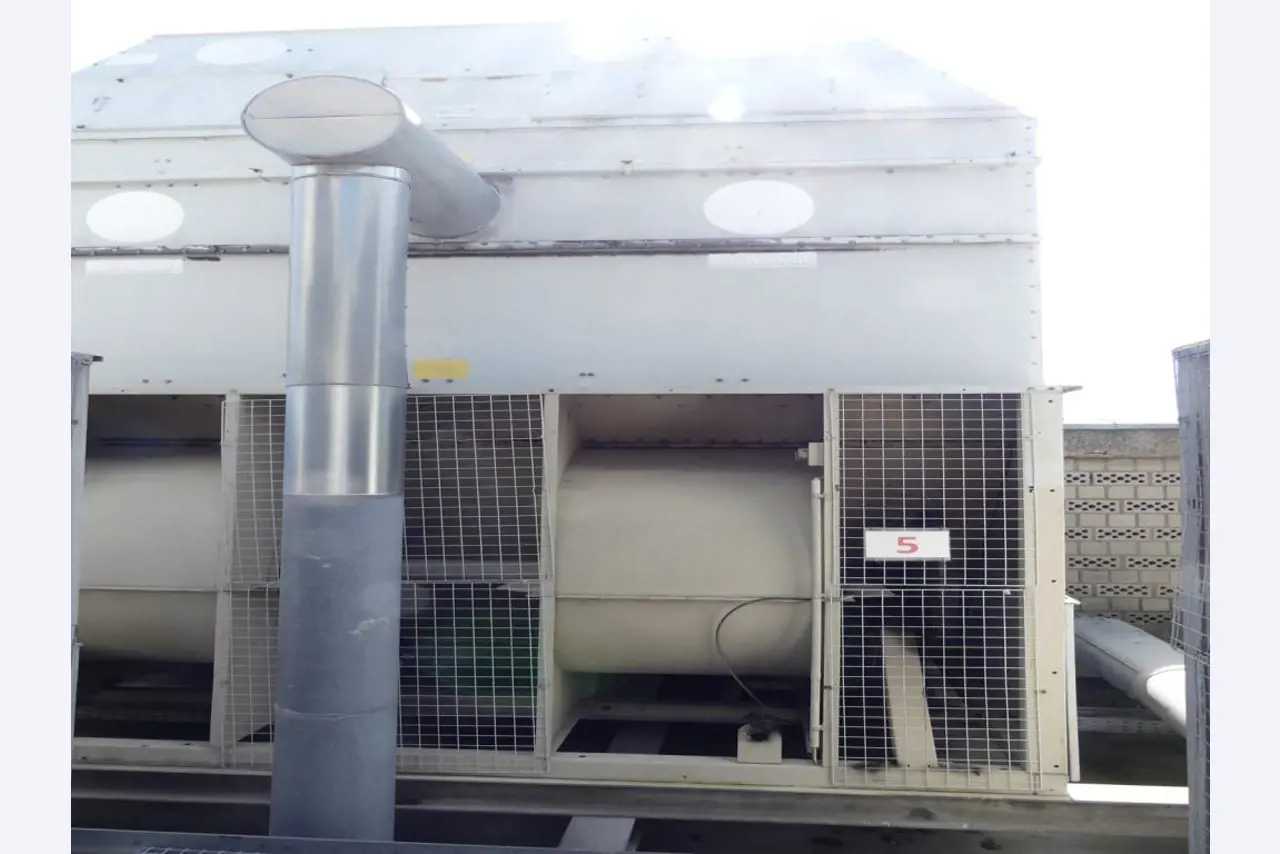 Equipement mécanique et accessoires d'une ancienne imprimerie en héliogravure-5