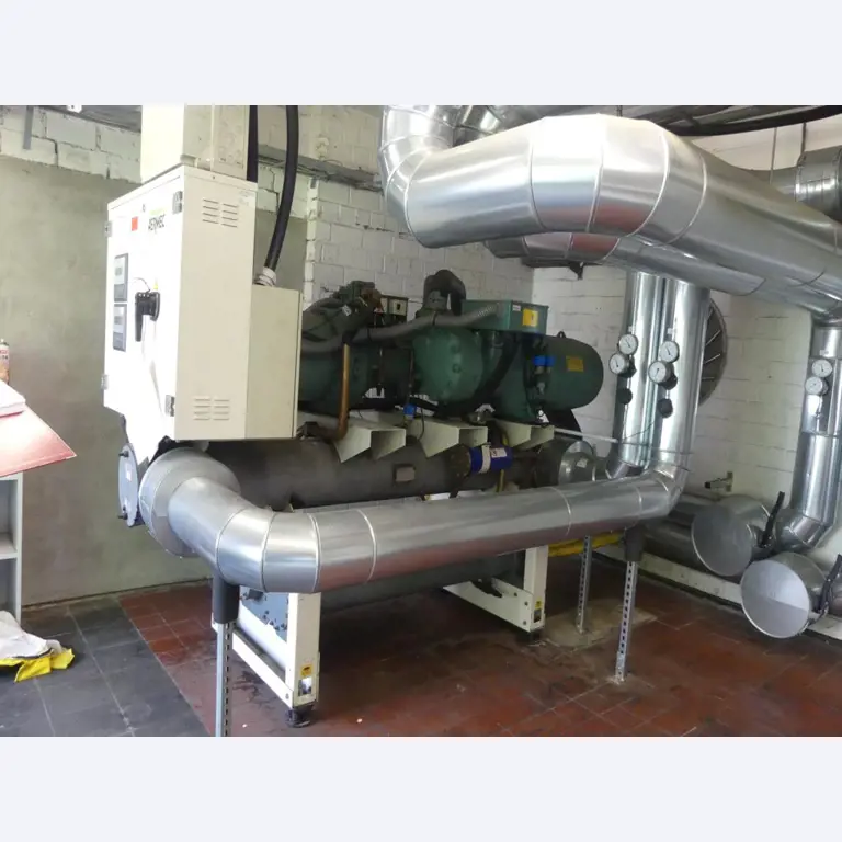 Equipement mécanique et accessoires d'une ancienne imprimerie en héliogravure-1