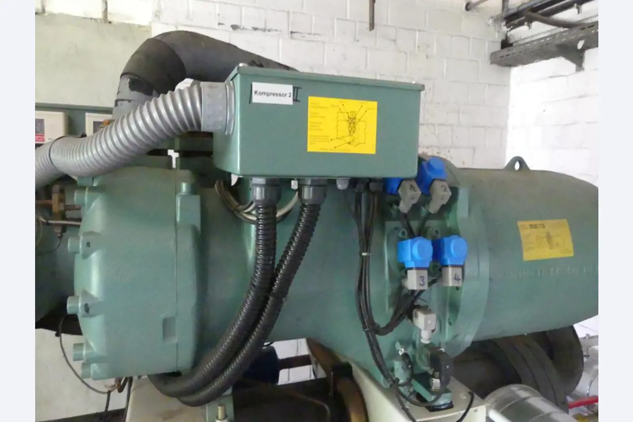 Equipement mécanique et accessoires d'une ancienne imprimerie en héliogravure-3