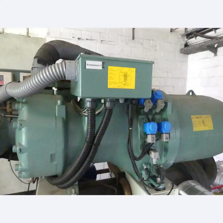 Equipement mécanique et accessoires d'une ancienne imprimerie en héliogravure-3