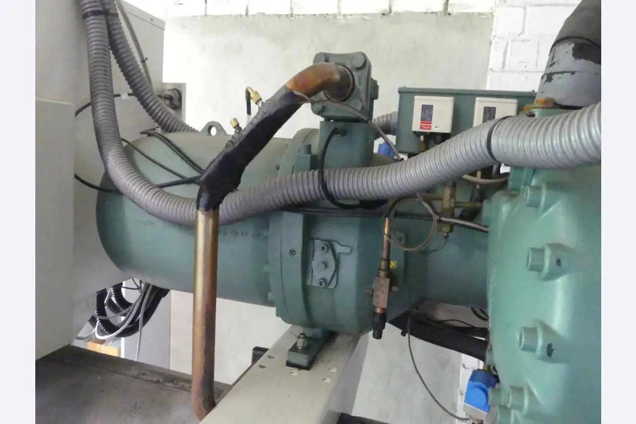 Equipement mécanique et accessoires d'une ancienne imprimerie en héliogravure-4