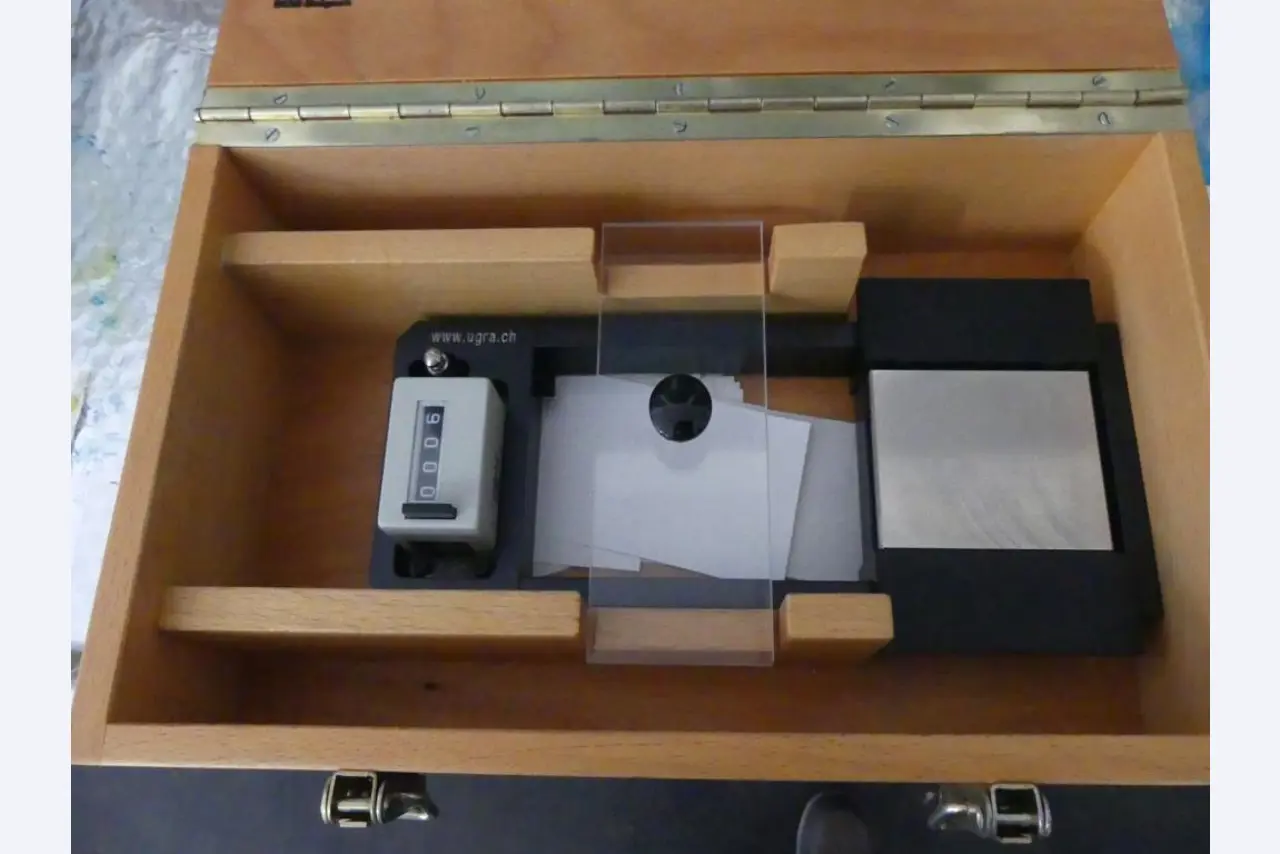 Maquinaria y accesorios de una antigua imprenta de huecograbado-1