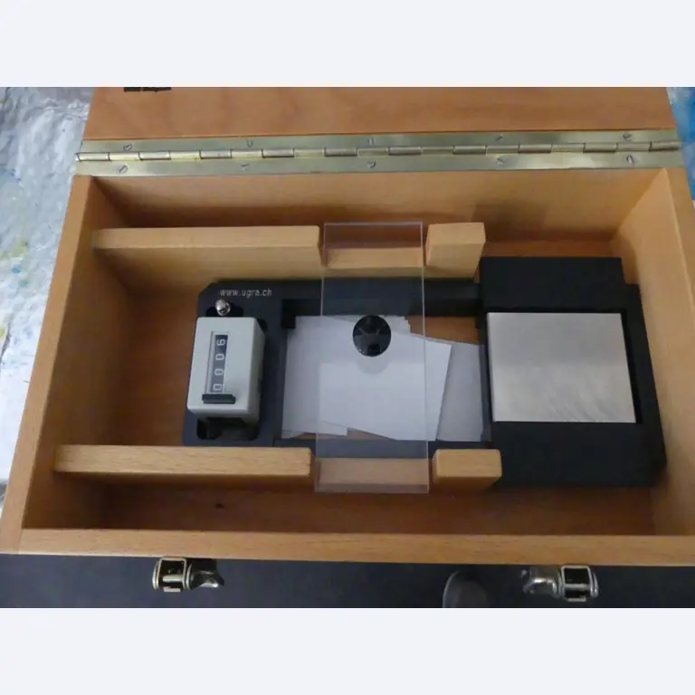 Maquinaria y accesorios de una antigua imprenta de huecograbado-1