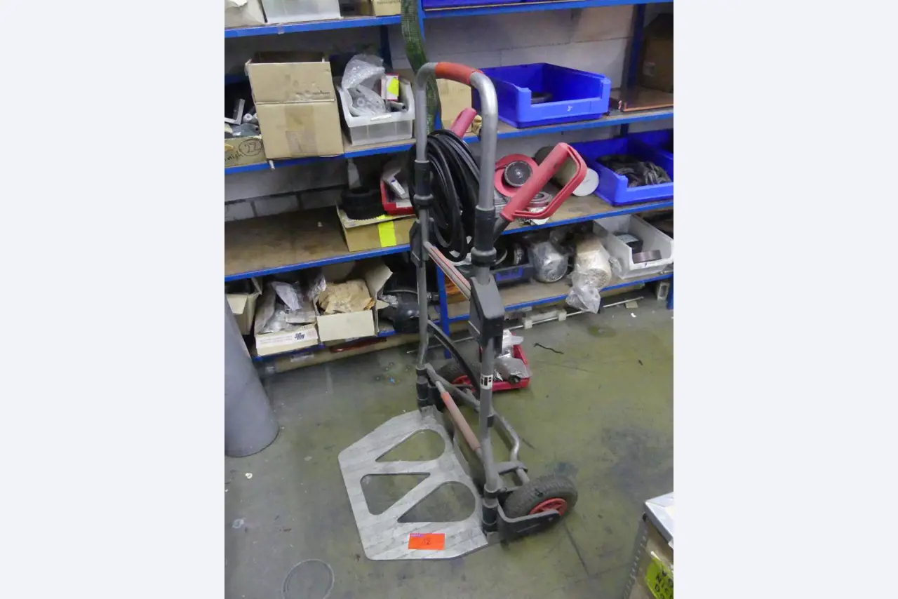 Maquinaria y accesorios de una antigua imprenta de huecograbado-1