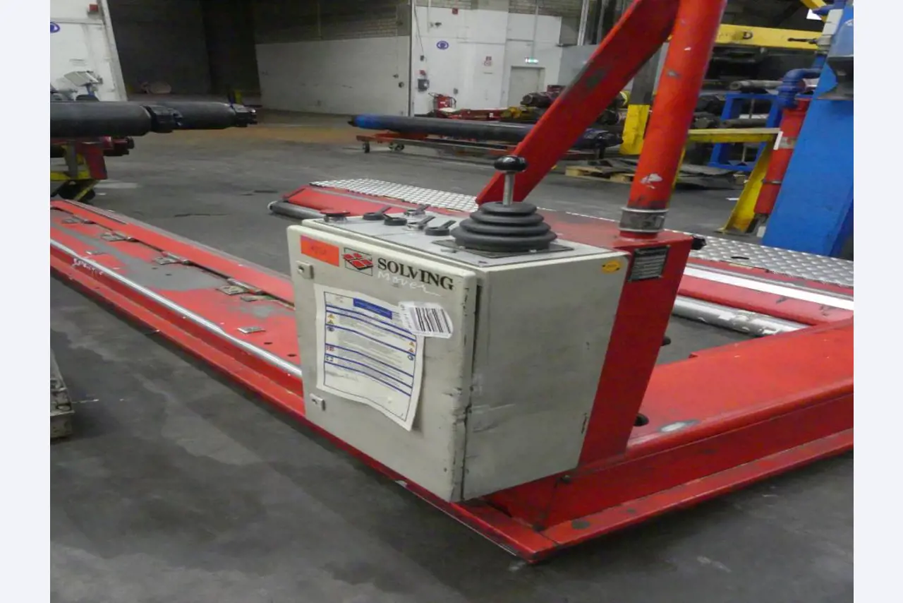 Equipement mécanique et accessoires d'une ancienne imprimerie en héliogravure-1