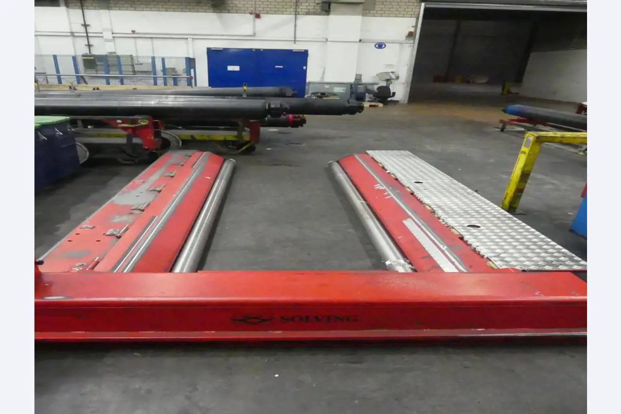 Equipement mécanique et accessoires d'une ancienne imprimerie en héliogravure-2