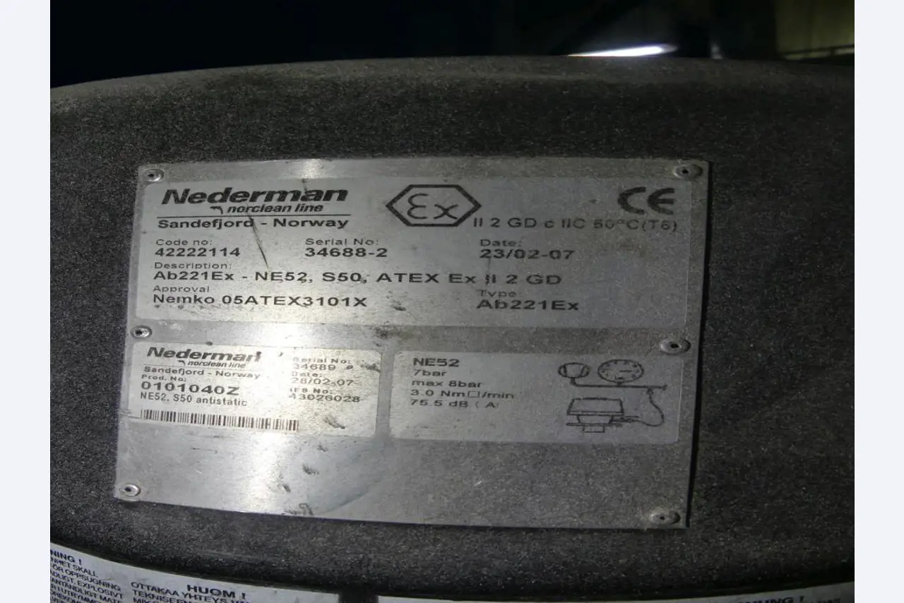 Maquinaria y accesorios de una antigua imprenta de huecograbado-3