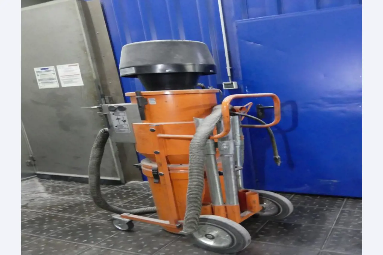 Maquinaria y accesorios de una antigua imprenta de huecograbado-1