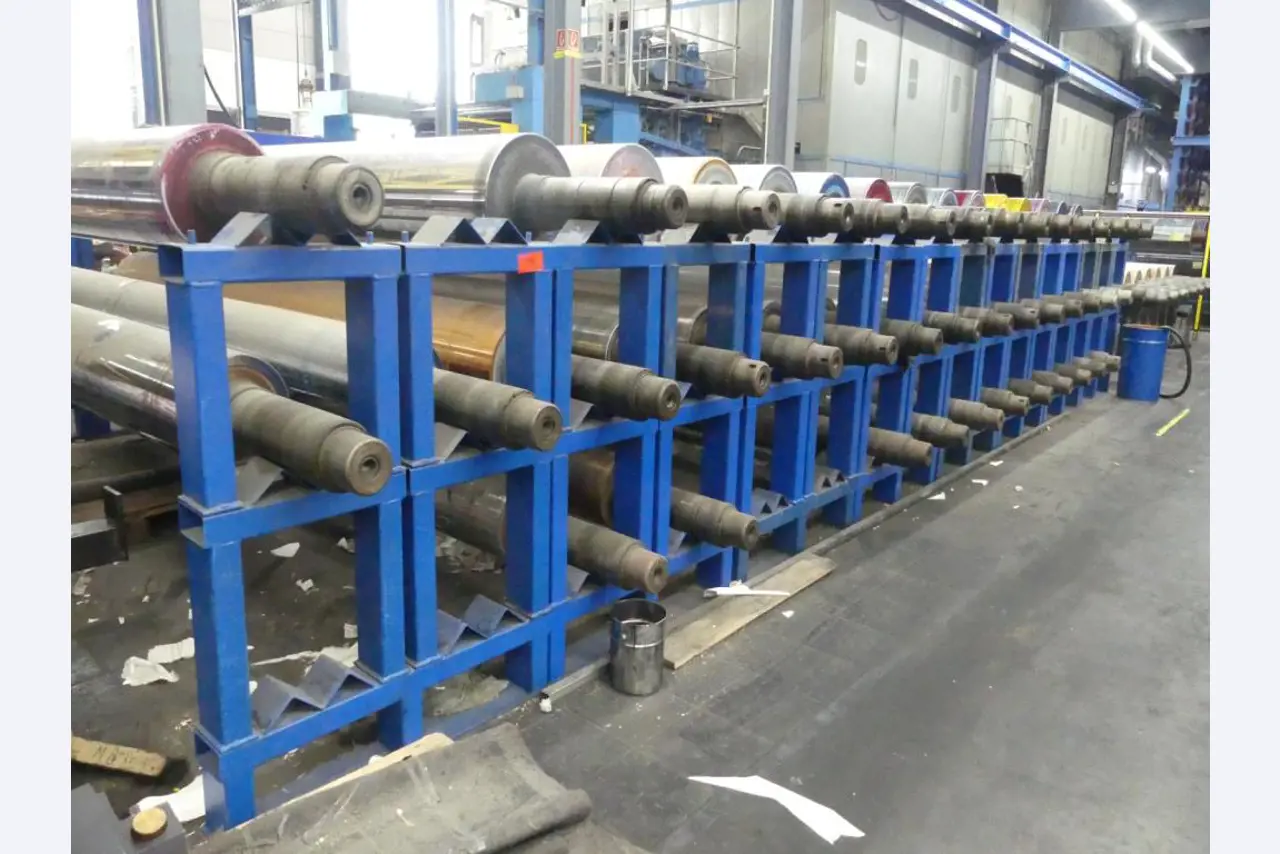 Maquinaria y accesorios de una antigua imprenta de huecograbado-1