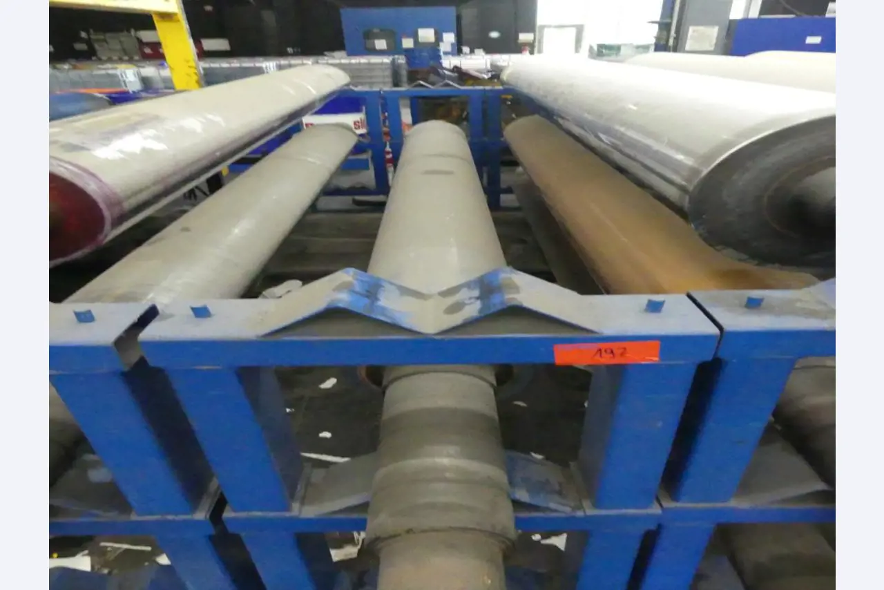 Maquinaria y accesorios de una antigua imprenta de huecograbado-2