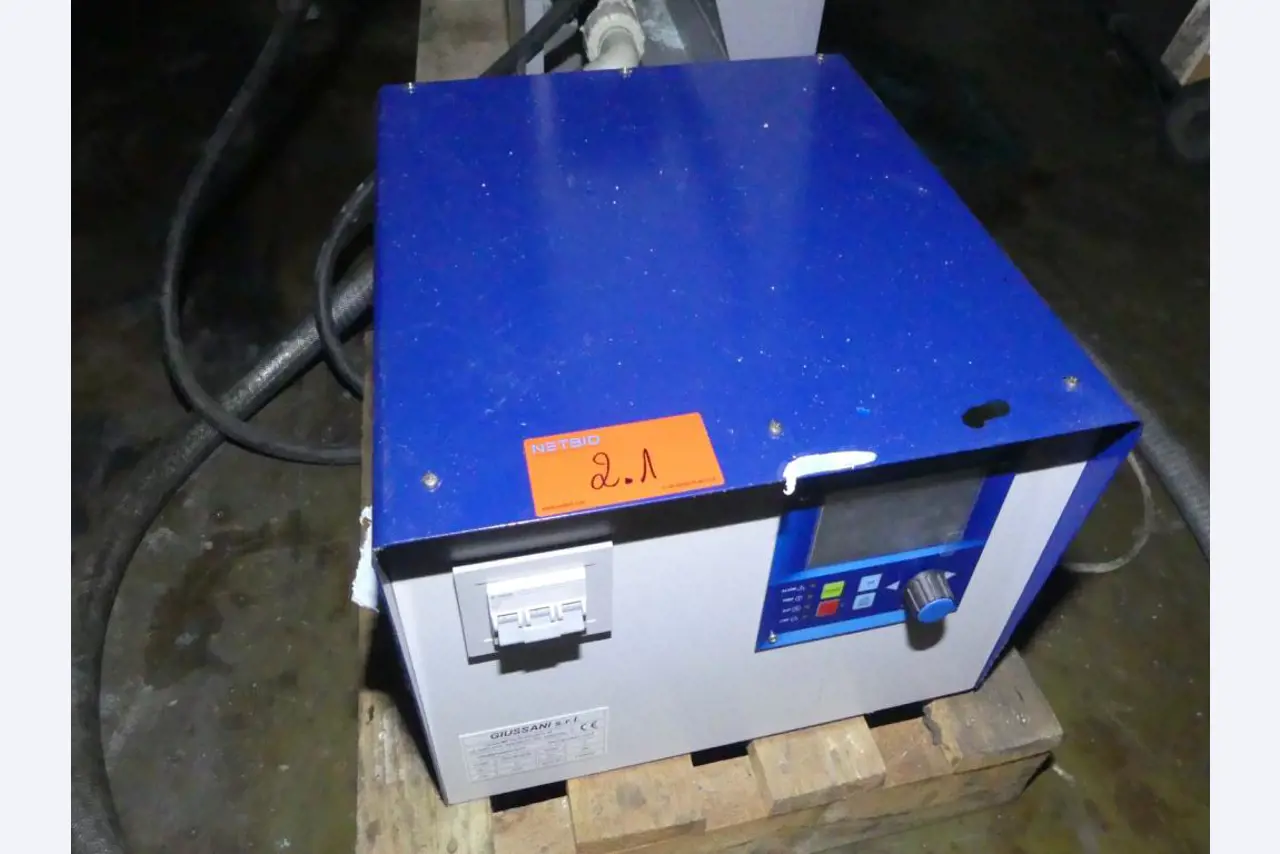 Maquinaria y accesorios de una antigua imprenta de huecograbado-3