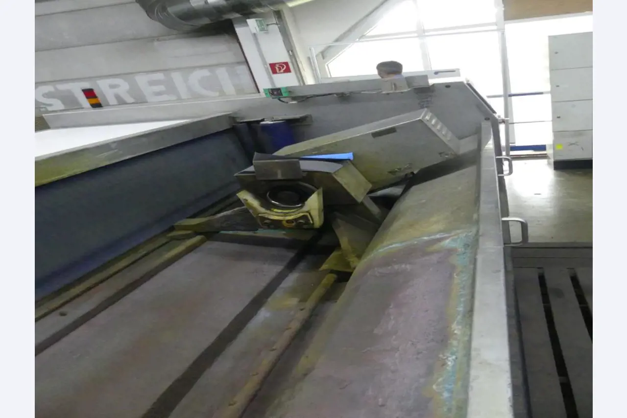 Equipement mécanique et accessoires d'une ancienne imprimerie en héliogravure-5