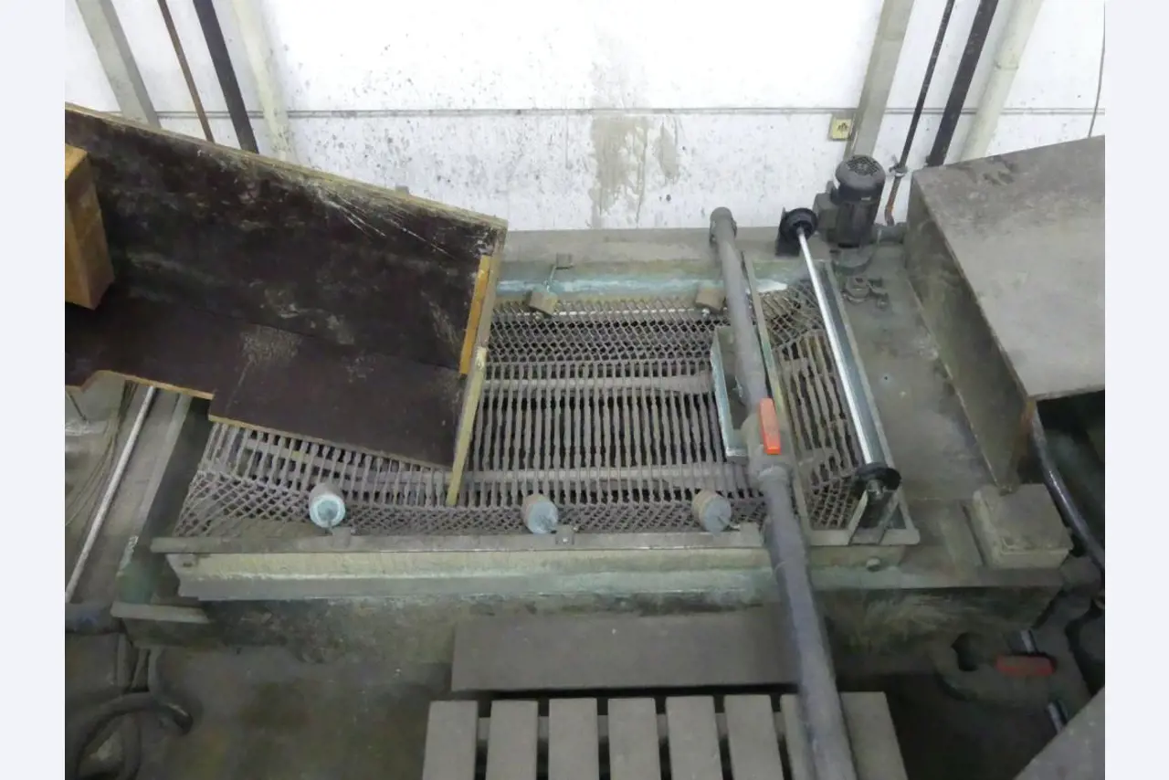 Equipement mécanique et accessoires d'une ancienne imprimerie en héliogravure-6