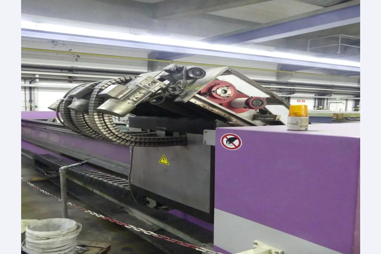 Equipement mécanique et accessoires d'une ancienne imprimerie en héliogravure-2