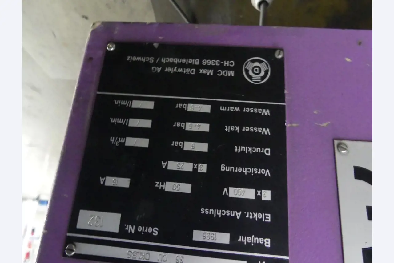 Equipement mécanique et accessoires d'une ancienne imprimerie en héliogravure-3