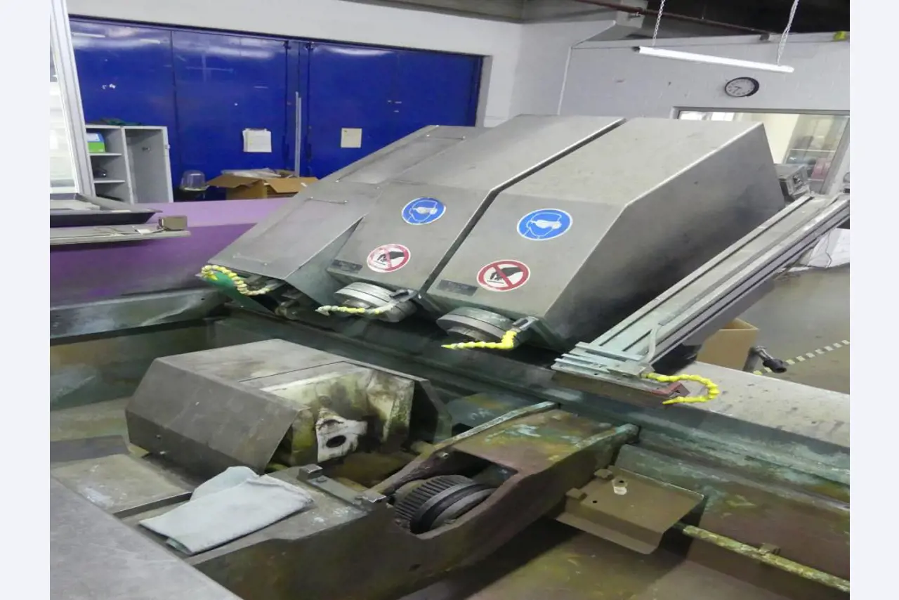 Equipement mécanique et accessoires d'une ancienne imprimerie en héliogravure-5