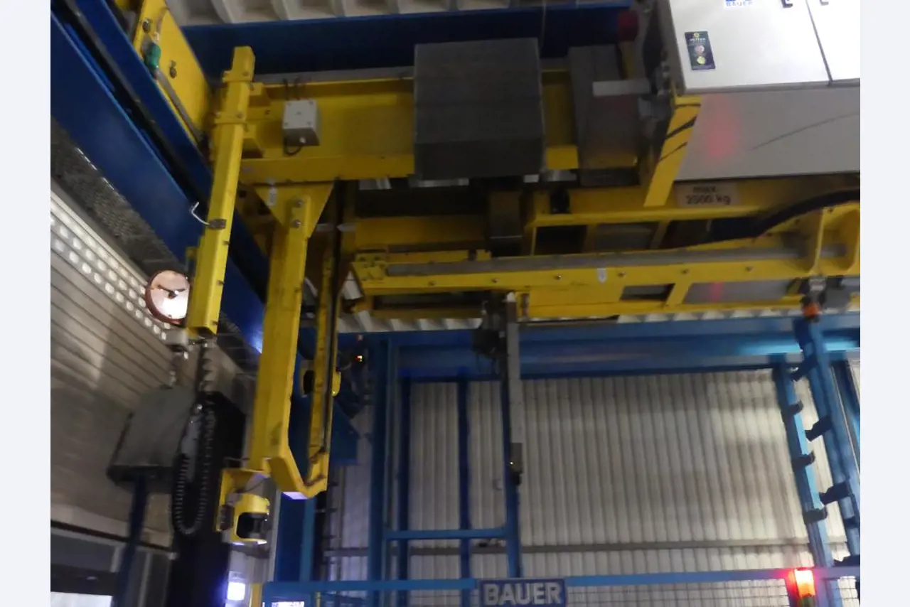 Equipement mécanique et accessoires d'une ancienne imprimerie en héliogravure-3