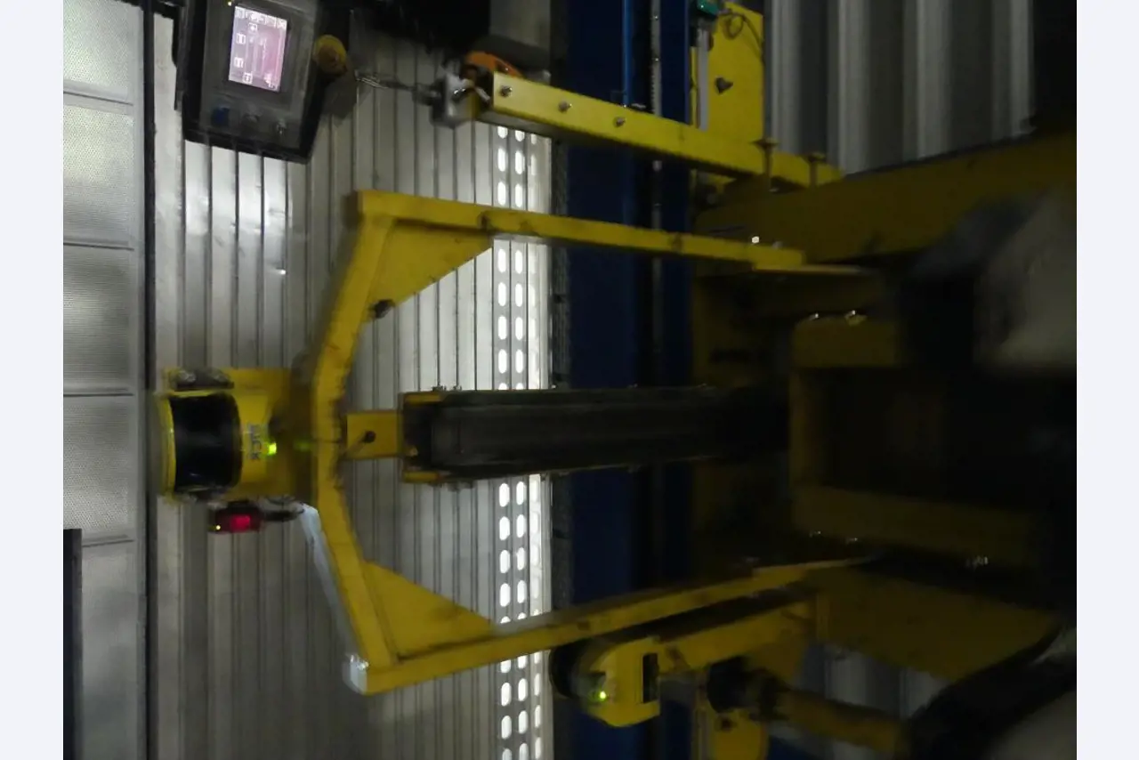 Equipement mécanique et accessoires d'une ancienne imprimerie en héliogravure-4