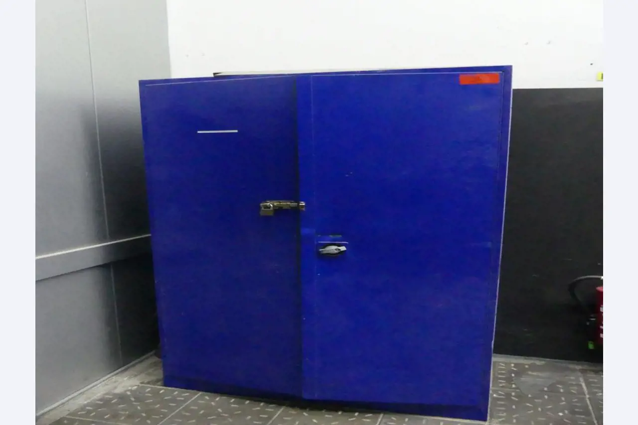 Maquinaria y accesorios de una antigua imprenta de huecograbado-1