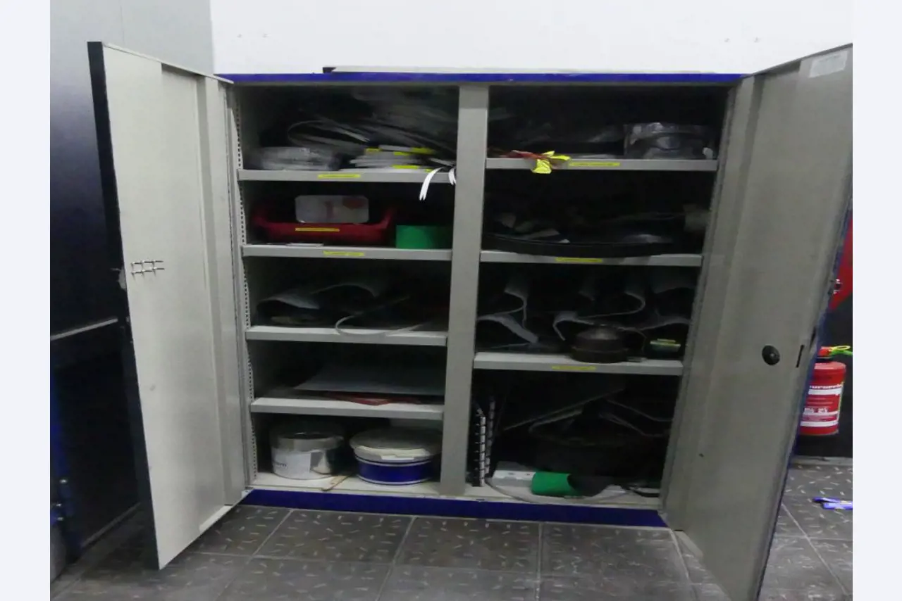 Maquinaria y accesorios de una antigua imprenta de huecograbado-2